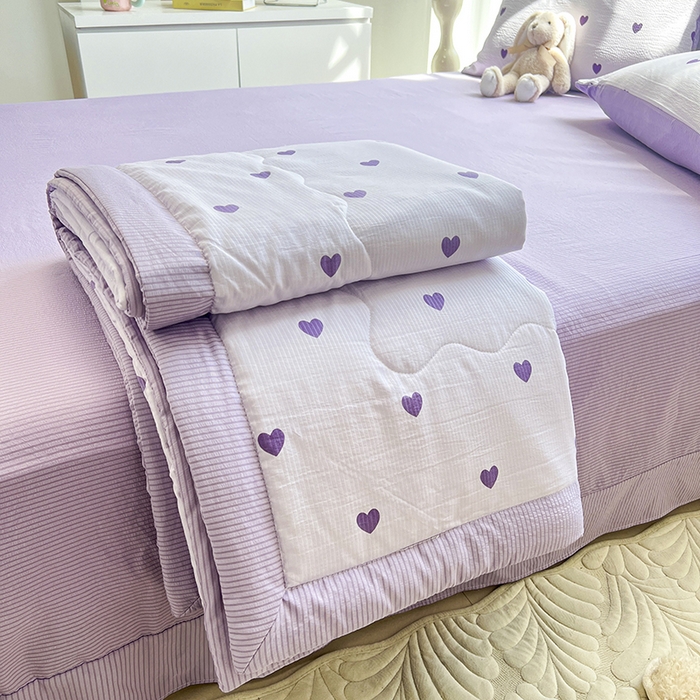 91家纺网 家纺一手货源 找家纺 安哆啦家纺 2024新款A类泡泡棉印花夏被四件套 紫爱心