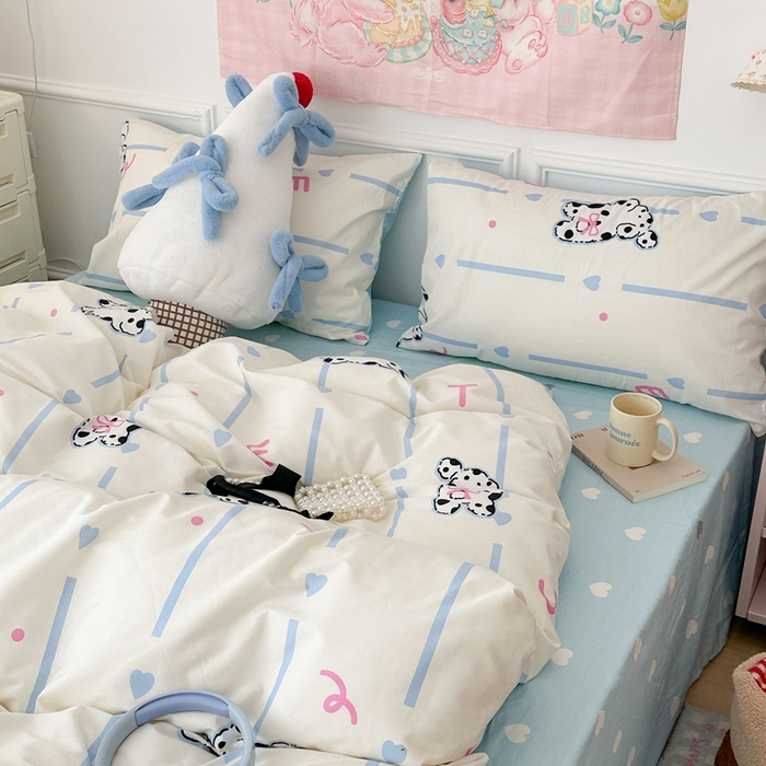 91家纺网 家纺一手货源 找家纺 昔可家纺 2024开春新款全棉印花卡通四件套 蓝条斑点狗