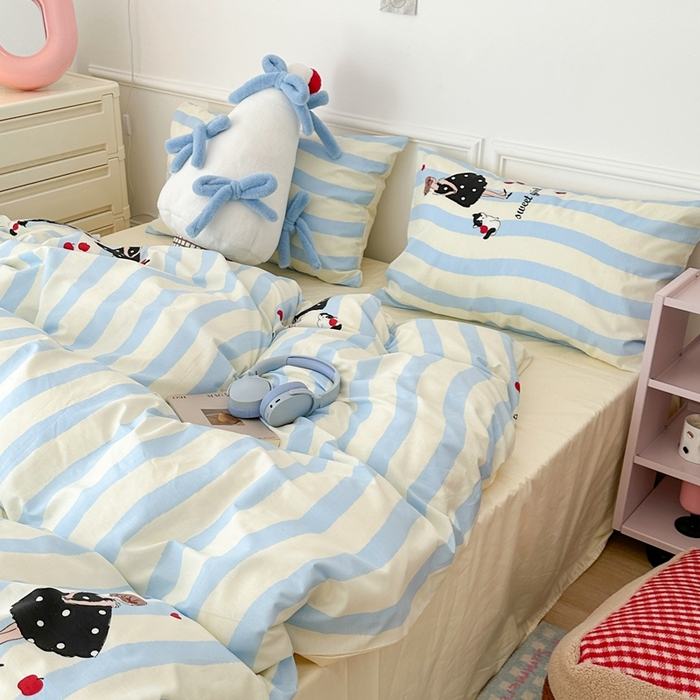 91家纺网 家纺一手货源 找家纺 昔可家纺 2024开春新款全棉印花卡通四件套 蓝条女孩