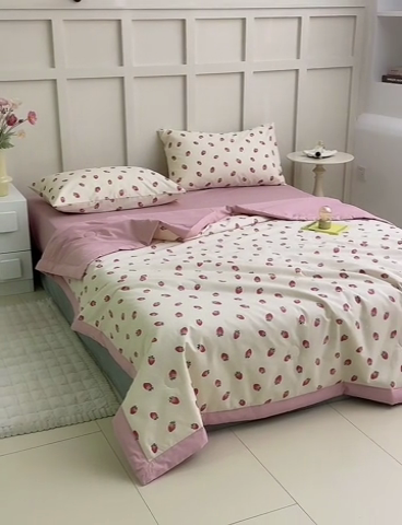 91家纺网 家纺一手货源 找家纺 怡家居 2024新款全棉印花手包边夏被四件套 点点草莓