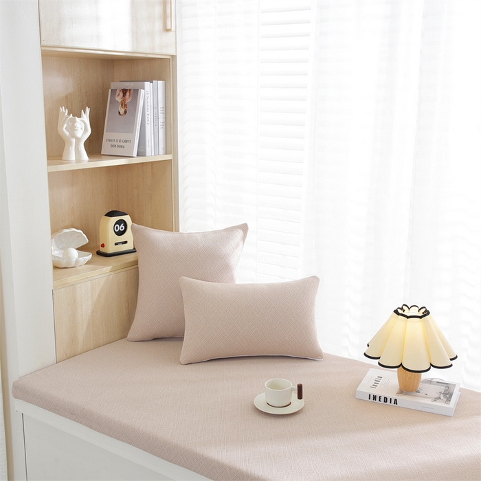 91家纺网 家纺一手货源 找家纺 共鸣沙发垫  2024新款5cm厚50D玉米粒绒回形格海绵飘窗垫 回形格浅咖