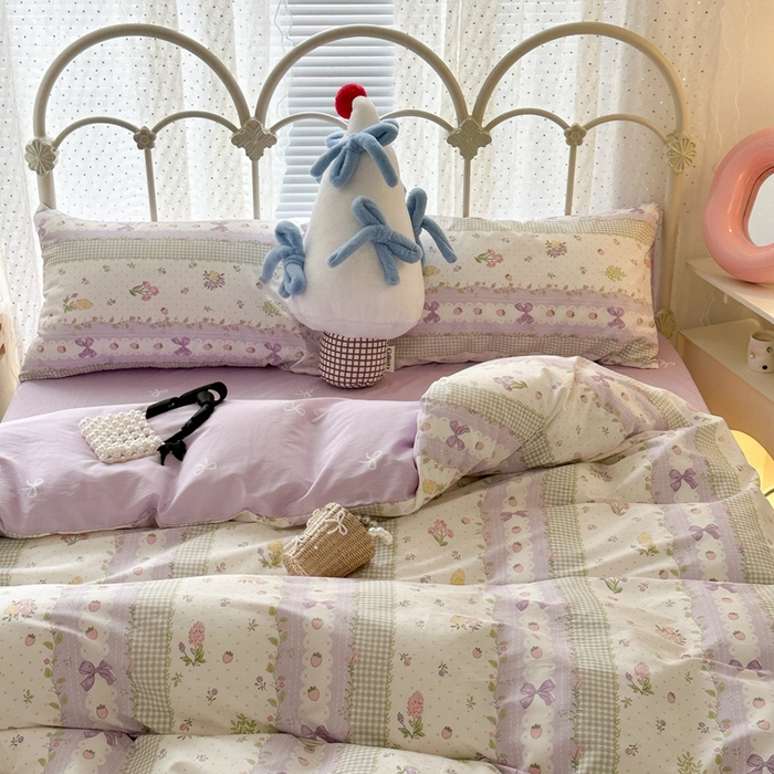 91家纺网 家纺一手货源 找家纺 昔可家纺 2024开春新款全棉印花卡通四件套 紫色竖条蝴蝶结花