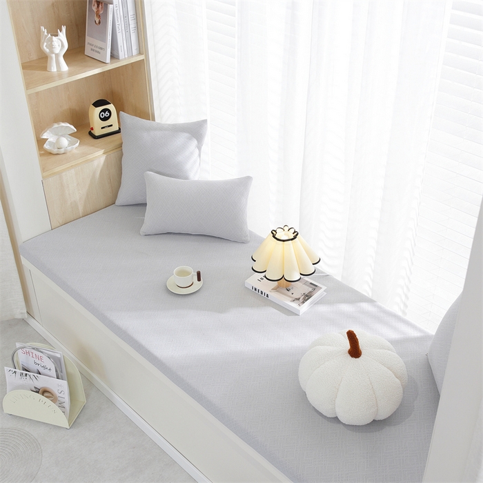 91家纺网 家纺一手货源 找家纺 共鸣沙发垫  2024新款5cm厚50D玉米粒绒回形格海绵飘窗垫 回形格灰色