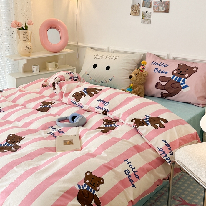 91家纺网 家纺一手货源 找家纺 昔可家纺 2024新款全棉卡通大版印花四件套 粉条小萌熊