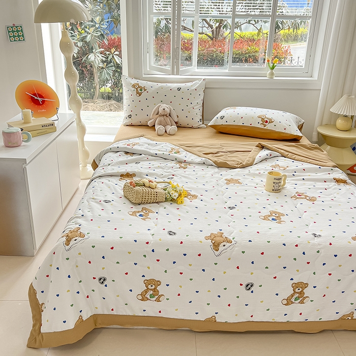 91家纺网 家纺一手货源 找家纺 安哆啦家纺 2024新款A类泡泡棉印花夏被四件套 爱心熊