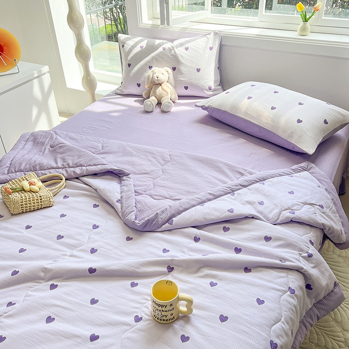 91家纺网 家纺一手货源 找家纺 安哆啦家纺 2024新款A类泡泡棉印花夏被四件套 紫爱心
