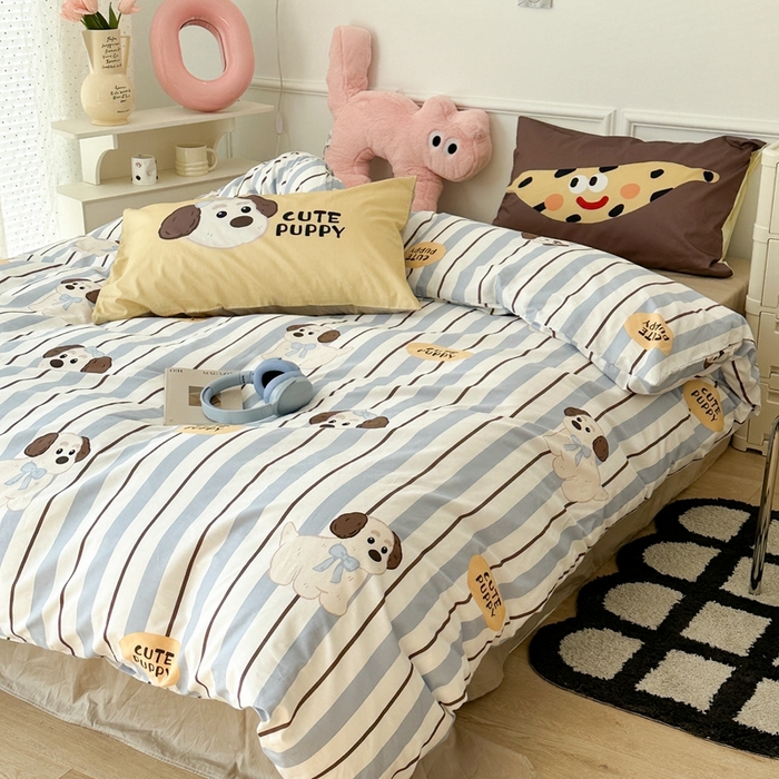 91家纺网 家纺一手货源 找家纺 昔可家纺 2024新款全棉卡通大版印花四件套 蓝条小修狗