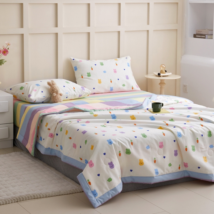 91家纺网 家纺一手货源 找家纺 怡家居 2024新款全棉印花手包边夏被四件套 七彩小兔