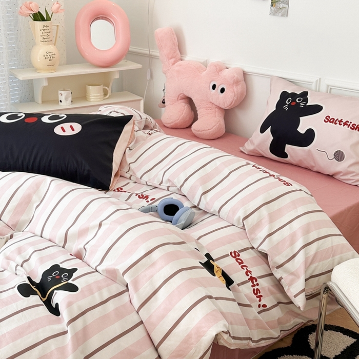 91家纺网 家纺一手货源 找家纺 昔可家纺 2024新款全棉卡通大版印花四件套 黑猫小鱼