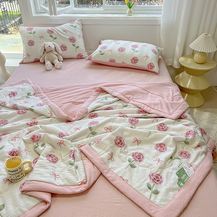 91家纺网 家纺一手货源 找家纺 安哆啦家纺 2024新款A类泡泡棉印花夏被四件套 甜茶日记