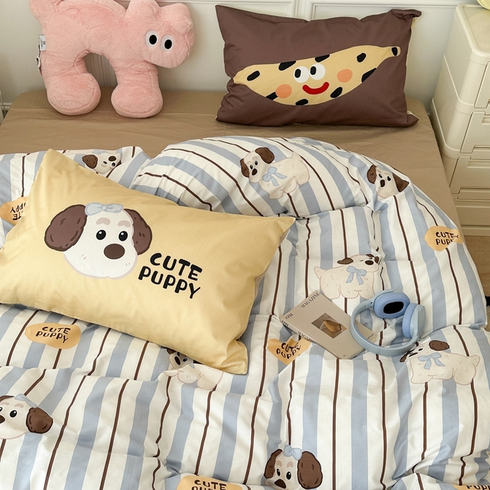 91家纺网 家纺一手货源 找家纺 昔可家纺 2024新款全棉卡通大版印花四件套 蓝条小修狗