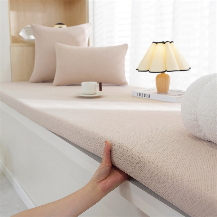 91家纺网 家纺一手货源 找家纺 共鸣沙发垫  2024新款5cm厚50D玉米粒绒回形格海绵飘窗垫 回形格浅咖