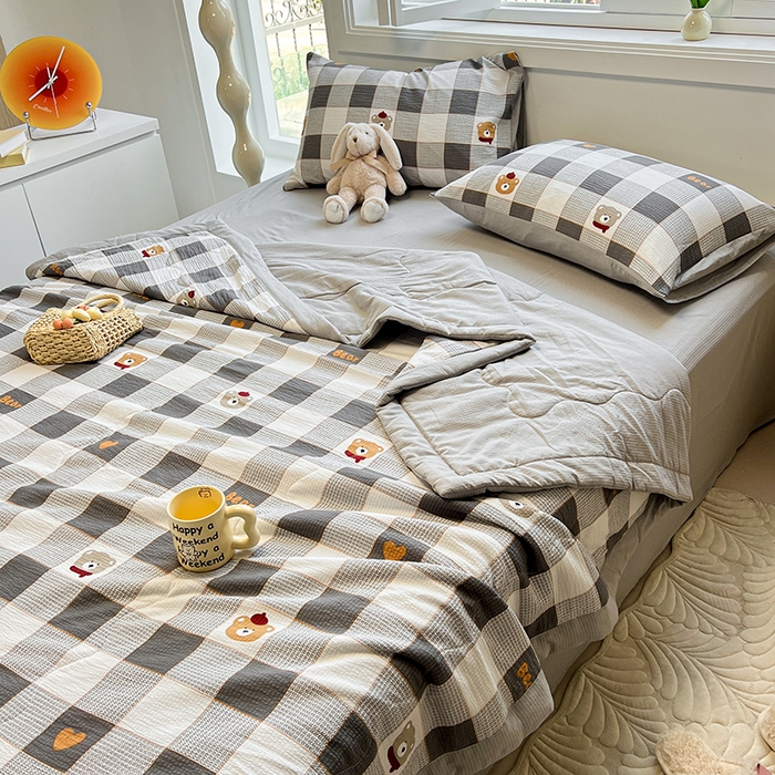 91家纺网 家纺一手货源 找家纺 安哆啦家纺 2024新款A类泡泡棉印花夏被四件套 格子小熊