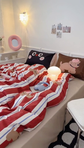 91家纺网 家纺一手货源 找家纺 昔可家纺 2024新款全棉卡通大版印花四件套 红条苹果狗