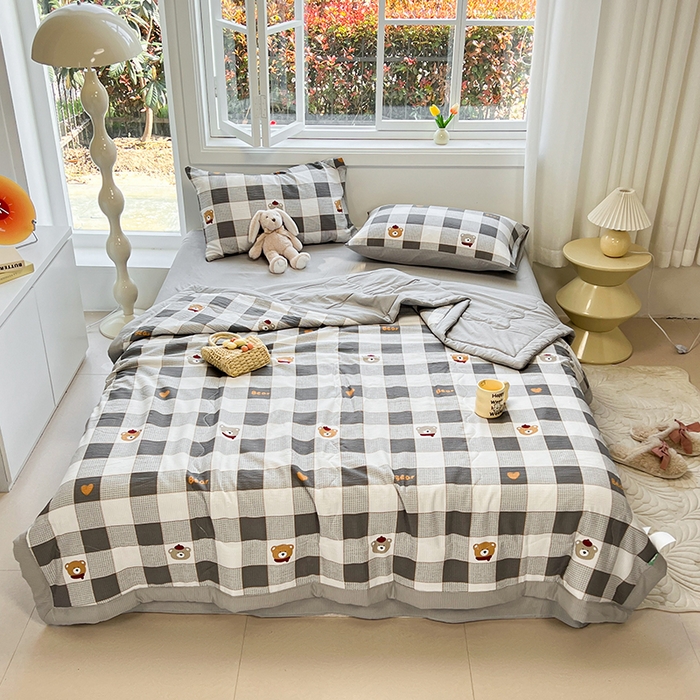 91家纺网 家纺一手货源 找家纺 安哆啦家纺 2024新款A类泡泡棉印花夏被四件套 格子小熊