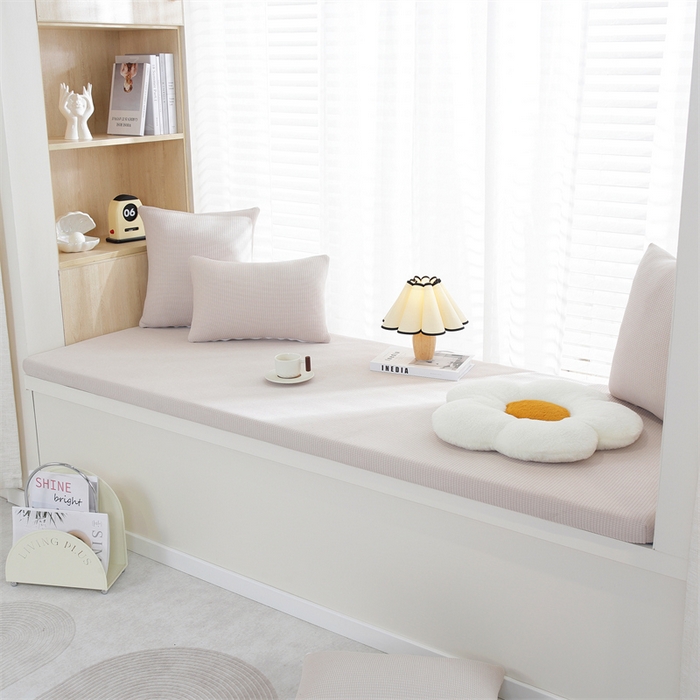 91家纺网 家纺一手货源 找家纺 共鸣沙发垫  2024新款5cm厚50D玉米粒绒回形格海绵飘窗垫 玉米粒绒米色