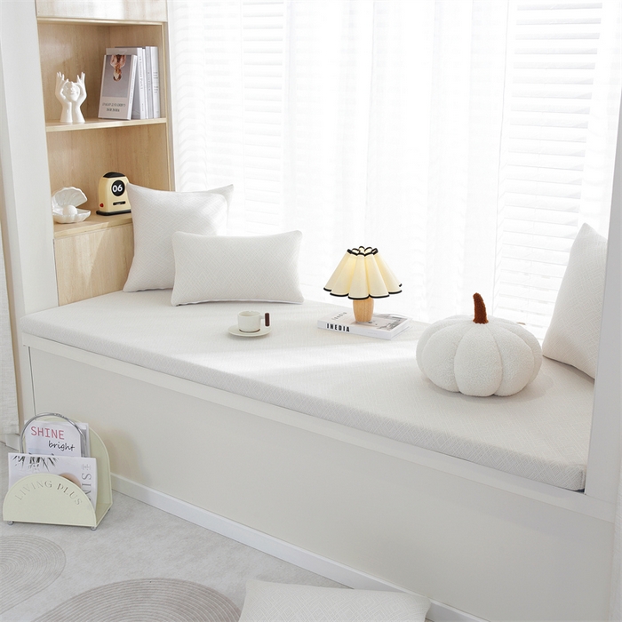 91家纺网 家纺一手货源 找家纺 共鸣沙发垫  2024新款5cm厚50D玉米粒绒回形格海绵飘窗垫 回形格米色