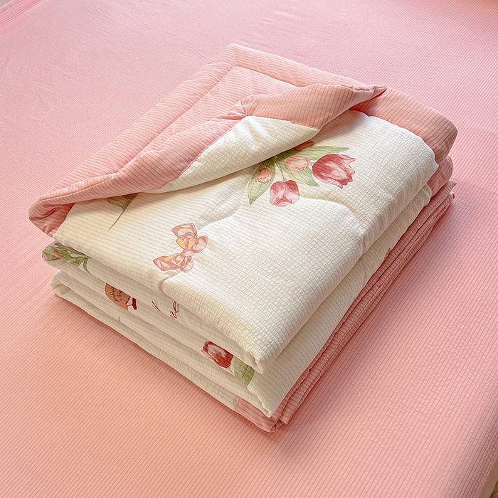 91家纺网 家纺一手货源 找家纺 安哆啦家纺 2024新款A类泡泡棉印花夏被四件套 恋人未满