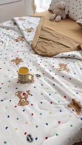 91家纺网 家纺一手货源 找家纺 安哆啦家纺 2024新款A类泡泡棉印花夏被四件套 爱心熊