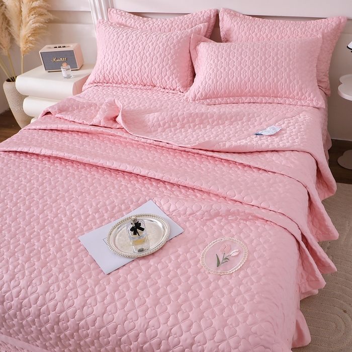 91家纺网 家纺一手货源 找家纺 佳梦家纺 2024新款花边天丝床盖三件套 冰雪绸天丝-樱花粉