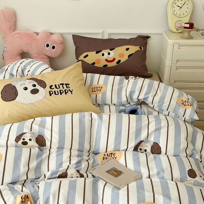 91家纺网 家纺一手货源 找家纺 昔可家纺 2024新款全棉卡通大版印花四件套 蓝条小修狗