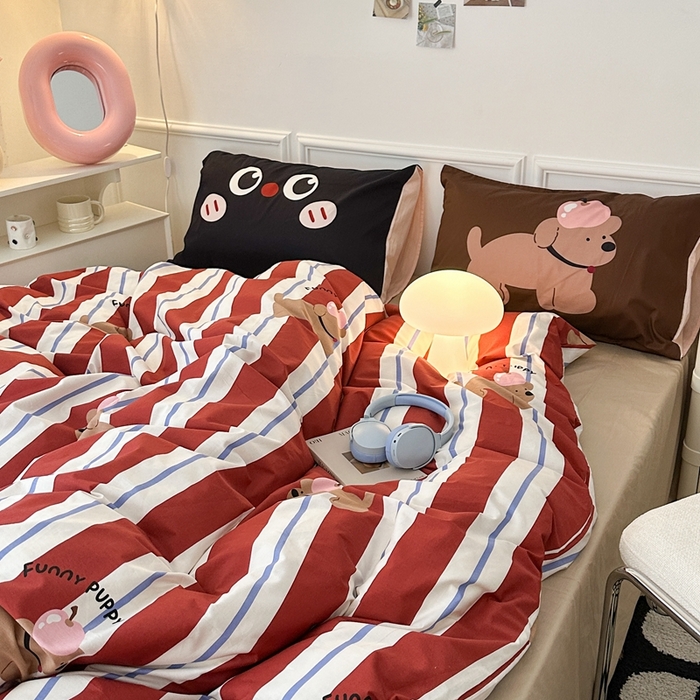 91家纺网 家纺一手货源 找家纺 昔可家纺 2024新款全棉卡通大版印花四件套 红条苹果狗