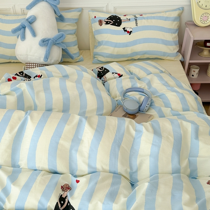 91家纺网 家纺一手货源 找家纺 昔可家纺 2024开春新款全棉印花卡通四件套 蓝条女孩