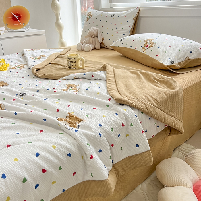 91家纺网 家纺一手货源 找家纺 安哆啦家纺 2024新款A类泡泡棉印花夏被四件套 爱心熊