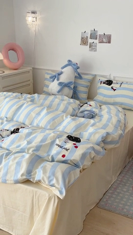 91家纺网 家纺一手货源 找家纺 昔可家纺 2024开春新款全棉印花卡通四件套 蓝条女孩