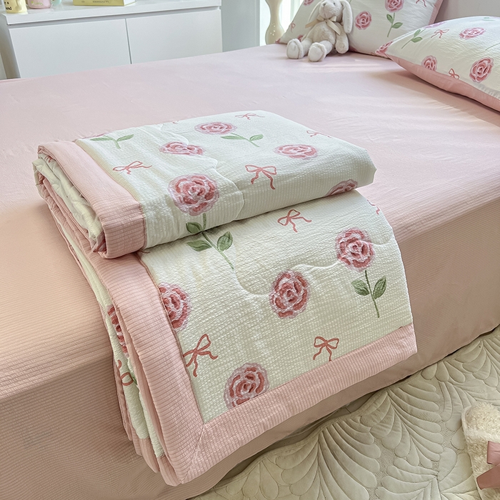 91家纺网 家纺一手货源 找家纺 安哆啦家纺 2024新款A类泡泡棉印花夏被四件套 甜茶日记