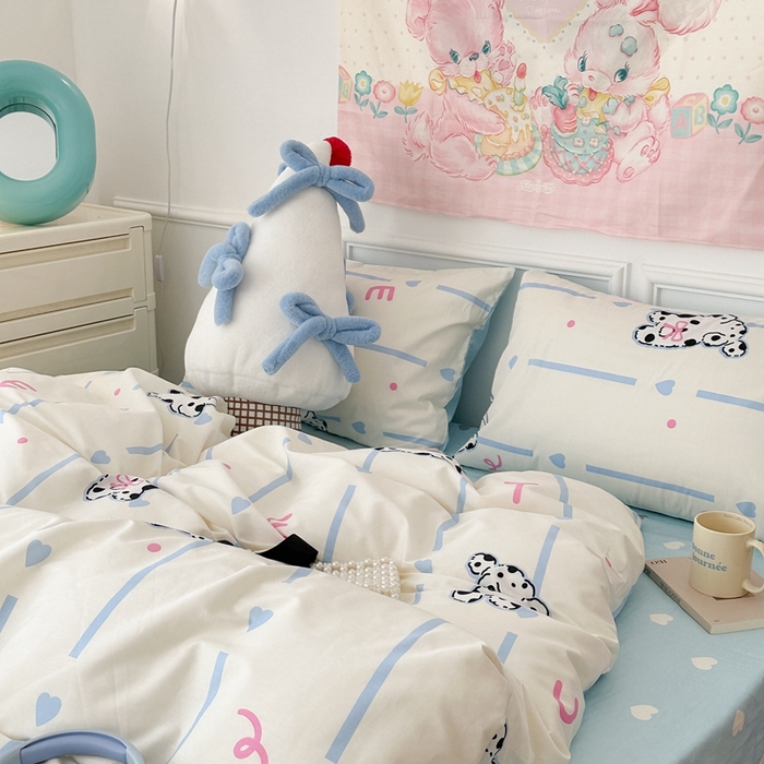 91家纺网 家纺一手货源 找家纺 昔可家纺 2024开春新款全棉印花卡通四件套 蓝条斑点狗