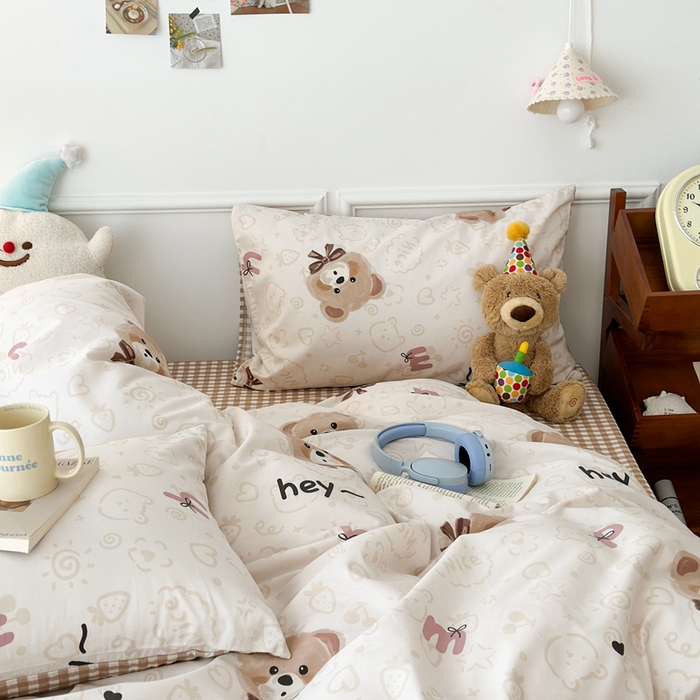 91家纺网 家纺一手货源 找家纺 昔可家纺 2024开春新款全棉印花卡通四件套 蝴蝶结小棕熊