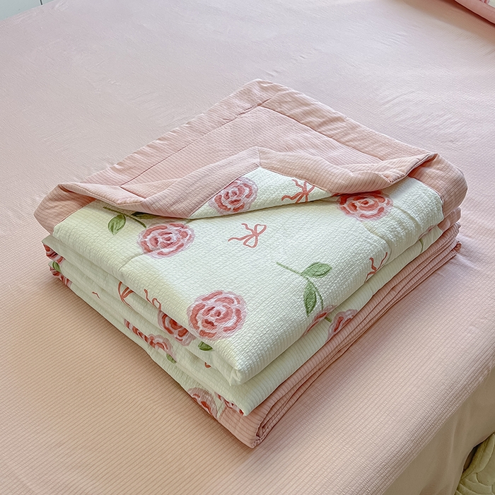 91家纺网 家纺一手货源 找家纺 安哆啦家纺 2024新款A类泡泡棉印花夏被四件套 甜茶日记