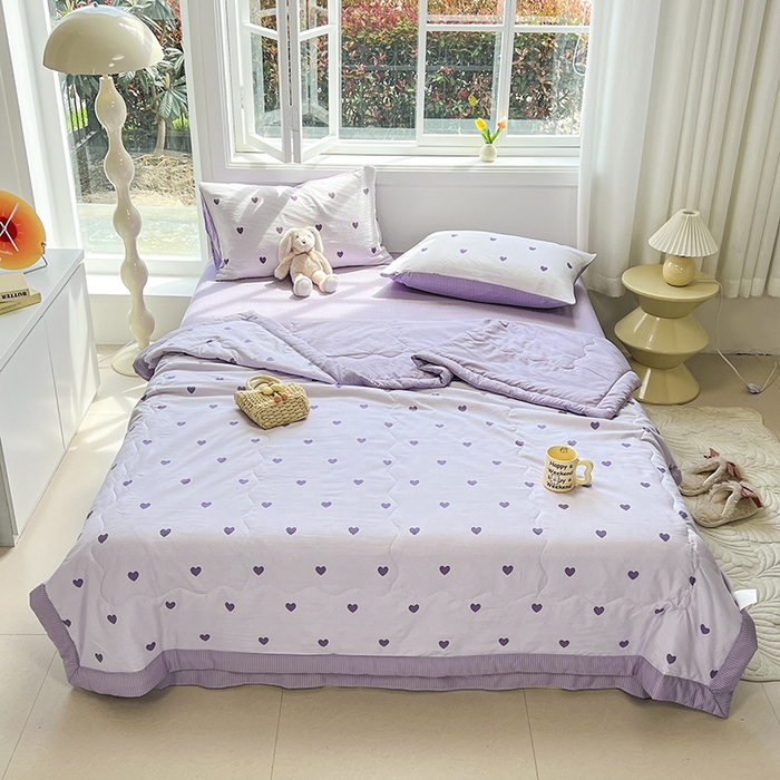 91家纺网 家纺一手货源 找家纺 安哆啦家纺 2024新款A类泡泡棉印花夏被四件套 紫爱心