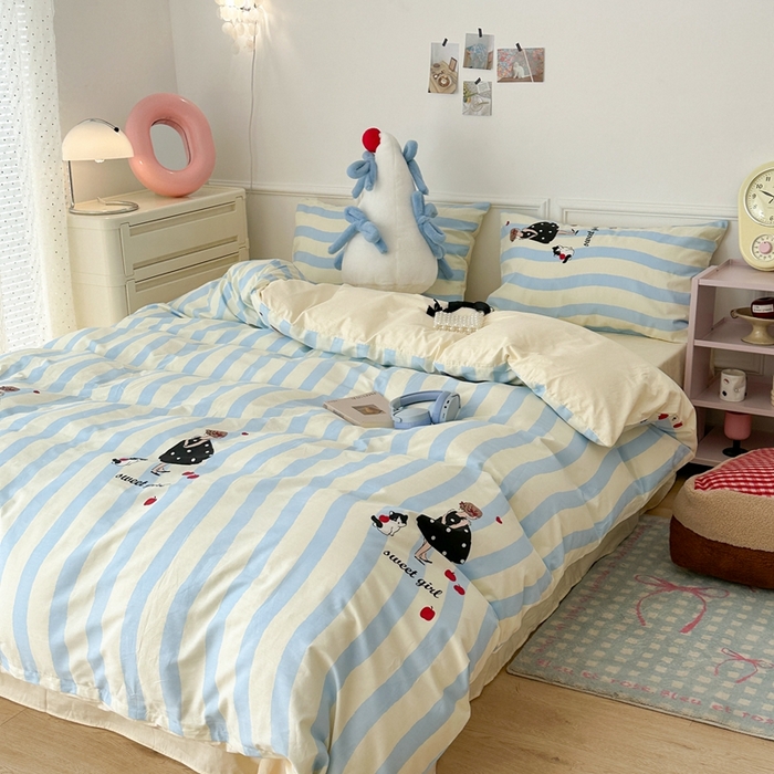 91家纺网 家纺一手货源 找家纺 昔可家纺 2024开春新款全棉印花卡通四件套 蓝条女孩