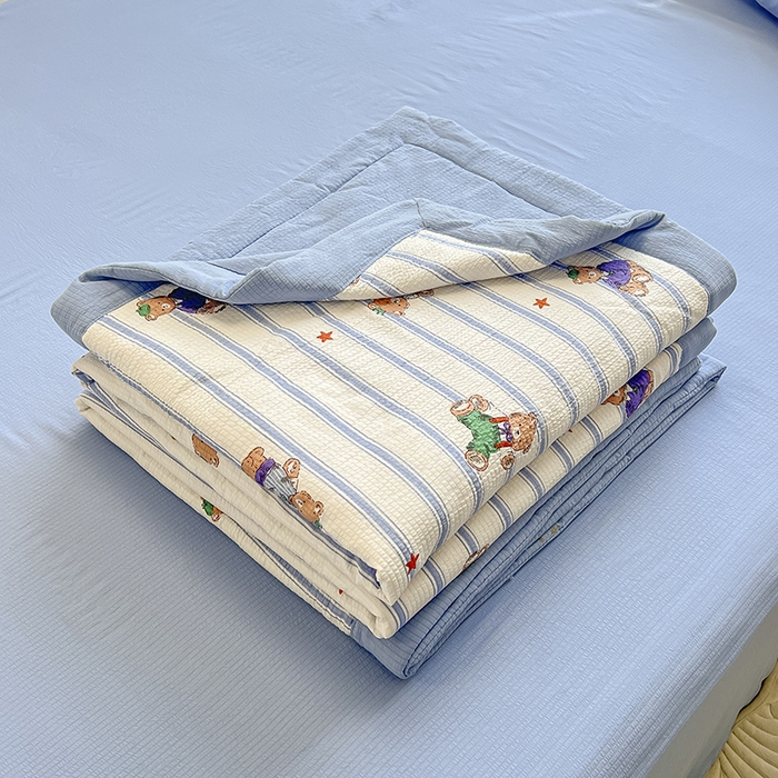 91家纺网 家纺一手货源 找家纺 安哆啦家纺 2024新款A类泡泡棉印花夏被四件套 线条熊