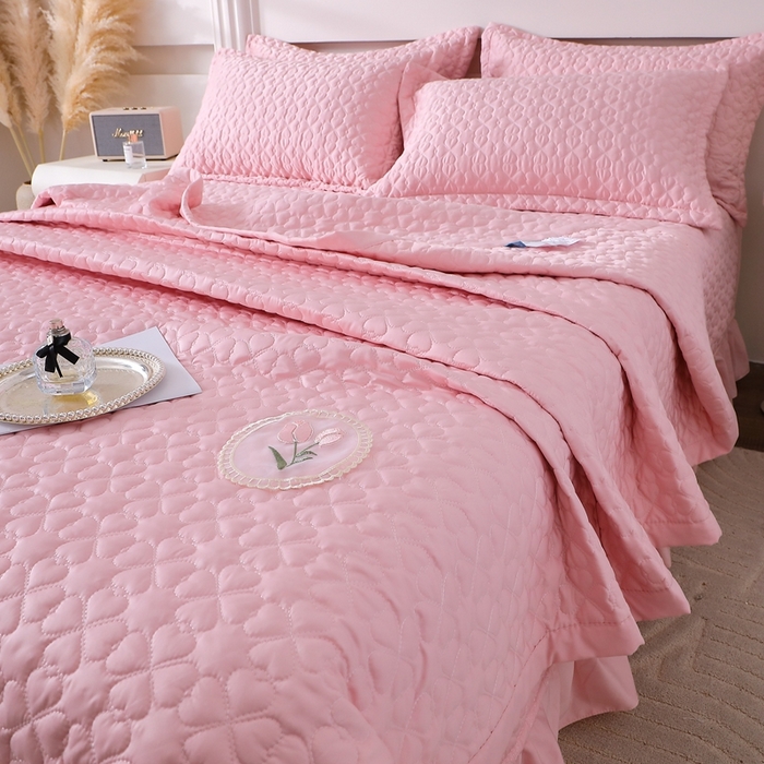 91家纺网 家纺一手货源 找家纺 佳梦家纺 2024新款花边天丝床盖三件套 冰雪绸天丝-樱花粉