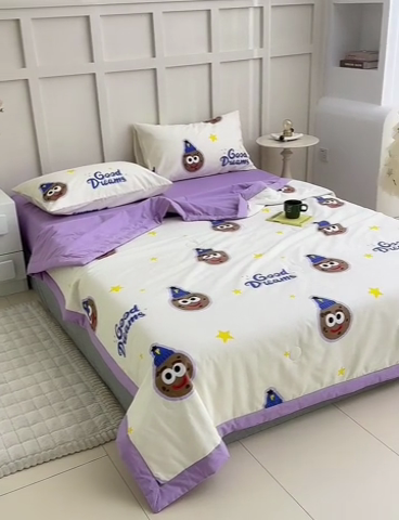 91家纺网 家纺一手货源 找家纺 怡家居 2024新款全棉印花手包边夏被四件套 微笑曲奇