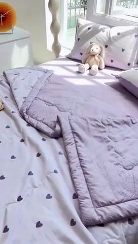 91家纺网 家纺一手货源 找家纺 安哆啦家纺 2024新款A类泡泡棉印花夏被四件套 紫爱心