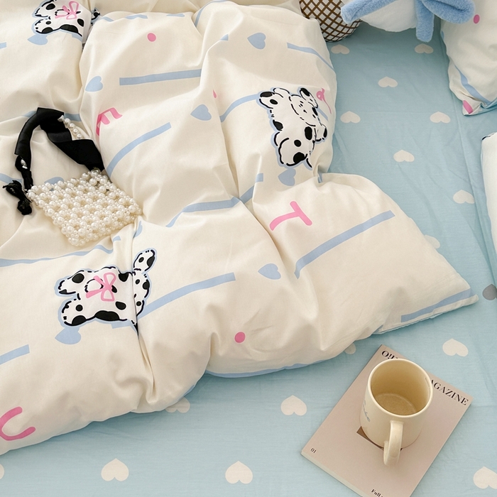 91家纺网 家纺一手货源 找家纺 昔可家纺 2024开春新款全棉印花卡通四件套 蓝条斑点狗