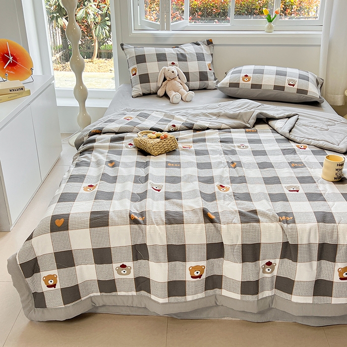 91家纺网 家纺一手货源 找家纺 安哆啦家纺 2024新款A类泡泡棉印花夏被四件套 格子小熊