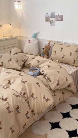 91家纺网 家纺一手货源 找家纺 昔可家纺 2024开春新款全棉印花卡通四件套 小修狗