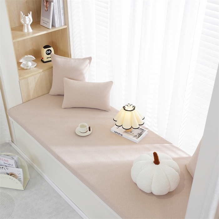 91家纺网 家纺一手货源 找家纺 共鸣沙发垫  2024新款5cm厚50D玉米粒绒回形格海绵飘窗垫 回形格浅咖