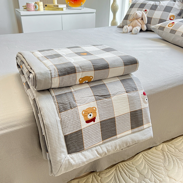 91家纺网 家纺一手货源 找家纺 安哆啦家纺 2024新款A类泡泡棉印花夏被四件套 格子小熊