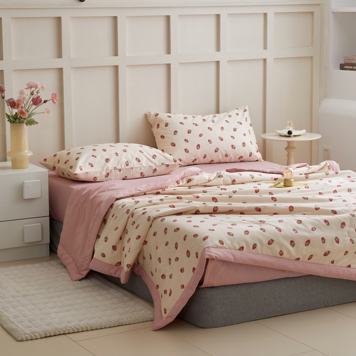 91家纺网 家纺一手货源 找家纺 怡家居 2024新款全棉印花手包边夏被四件套 点点草莓