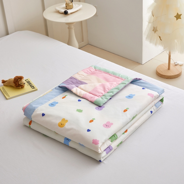 91家纺网 家纺一手货源 找家纺 怡家居 2024新款全棉印花手包边夏被四件套 七彩小兔