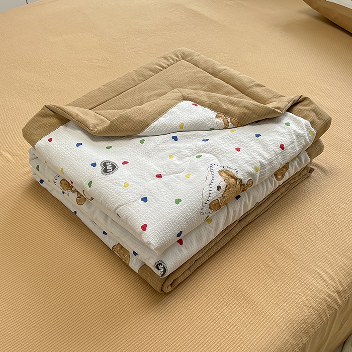 91家纺网 家纺一手货源 找家纺 安哆啦家纺 2024新款A类泡泡棉印花夏被四件套 爱心熊