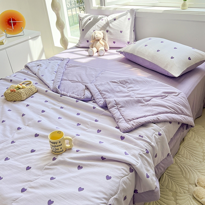 91家纺网 家纺一手货源 找家纺 安哆啦家纺 2024新款A类泡泡棉印花夏被四件套 紫爱心