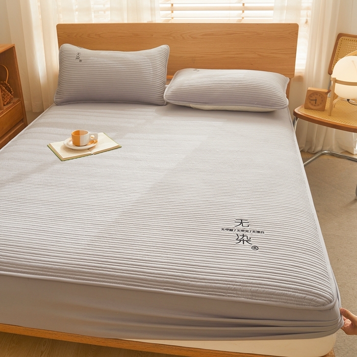 91家纺网 家纺一手货源 找家纺 鹿辉家居（原吉欧力） 2024新款无染刺绣夹棉床笠 无染深灰