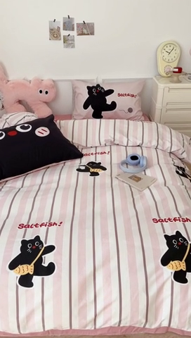 91家纺网 家纺一手货源 找家纺 昔可家纺 2024新款全棉卡通大版印花四件套 黑猫小鱼